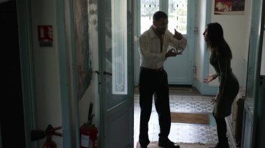 İlişkileri hakkında ciddi bir tartışma yaşadıkları için, çiftler sözlü tartışma, hararetli duygular ve artan gerginlik yaşıyor. Çatışmaya rağmen, nihayetinde barışmak için birbirlerini kucaklıyorlar.