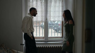 Açık sözlü çiftler kavga eder, adam suçlamalar yapar, onu kendinden uzaklaştırır ve kız arkadaş da erkek arkadaş yüzüne vurur. Kadın tokatlayan adam. Kriz halindeki ilişki