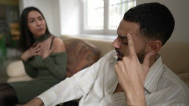 Çift evde kanepede otururken ilişki hakkında tartışır. Kızgın kız arkadaş, erkek arkadaşıyla sorunları tartışıyor ve hayal kırıklığına uğruyor.