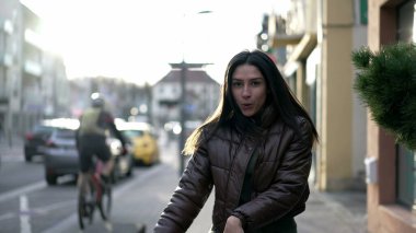 Kaygısız yirmili yaşlarda bir kadın kutlama için şehir sokağında dans ediyor. Şehir kaldırımında dans eden neşeli kadın kameraya doğru yürürken mutluluğu hissediyor.