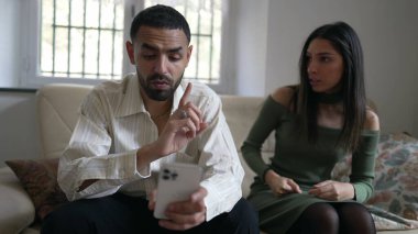 Erkek arkadaşı kız arkadaşına akıllı telefon cihazıyla internette gezinirken beklemesini söylüyor. Arap bir çift krizde. Dişi partinin yalnızlık hissi teknolojiden kaynaklanıyor, tek başına.