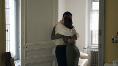 Erkek arkadaşın sinirli, kavgacı kız arkadaşına sarılıyor. Genç bir kadınla barışıyor. Onu kucaklıyor. Böylece sakinleşebiliyor.