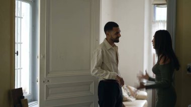 Erkek arkadaşın sinirli, kavgacı kız arkadaşına sarılıyor. Genç bir kadınla barışıyor. Onu kucaklıyor. Böylece sakinleşebiliyor.