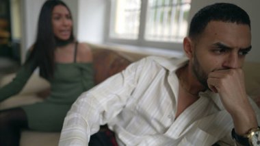 Kriz içindeki ilişki. Genç adam ve kadın sözlü münakaşayla tartışıyorlar ve kavga ediyorlar. Kızgın insanlar birbirlerine bağırıyorlar.