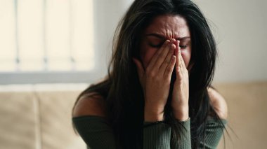 Endişe ve üzüntüden bunalmış, çaresiz ve evde kaybolmuş genç bir kadın.