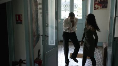 İlişkileri hakkında ciddi bir tartışma yaşadıkları için, çiftler sözlü tartışma, hararetli duygular ve artan gerginlik yaşıyor. Çatışmaya rağmen, nihayetinde barışmak için birbirlerini kucaklıyorlar.