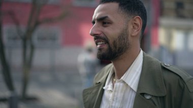 Halinden memnun bir Arap şehirde geziniyor. Düşünceli bir Orta Doğulu erkeğin ceketli bir portreyi yakından çekerken görüntüsü.