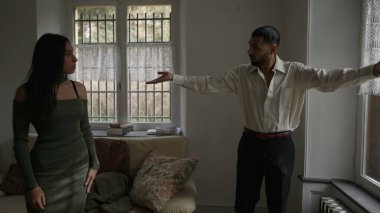 Kırılma Noktası _ Evli Çiftler Arasındaki Gergin İlişki Kargaşanın Ortasındaki Kırılma Noktasına Ulaştı