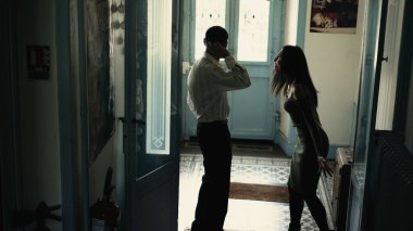 Samimi bir çift evde ilişki tartışıyor. Kadın ve erkeğin ön kapıda sözlü kavga ettiği dramatik bir an. Kriz halindeki insanlar
