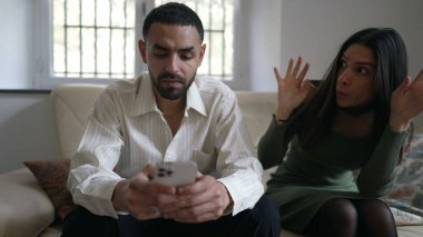 Erkek arkadaşı kız arkadaşına akıllı telefon cihazıyla internette gezinirken beklemesini söylüyor. Arap bir çift krizde. Dişi partinin yalnızlık hissi teknolojiden kaynaklanıyor, tek başına.