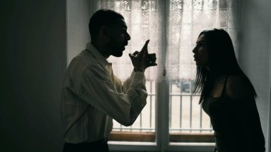 Kızgın adam bir kadına bağırıyor. Tartışmalı bir şekilde birbirine bağıran çiftin dramatik sahnesi. Kriz sırasında insanlar kavga eder, birbirlerini suçlarlar.