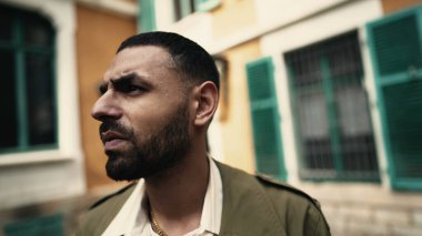 Düşüncelere dalmış İçsel Arap Adam Dalgın İfadeyle Dışarda Kayboldu