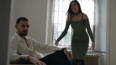 Etkisiz Erkek Arkadaş _ Kız Arkadaşı Endişeleri Duyulmadıkça Kızgınlığı Artıyor. Bir kadın adama bağırıyor. Kriz halindeki ilişki