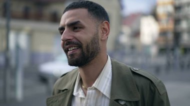 Halinden memnun bir Arap şehirde geziniyor. Düşünceli bir Orta Doğulu erkeğin ceketli bir portreyi yakından çekerken görüntüsü.