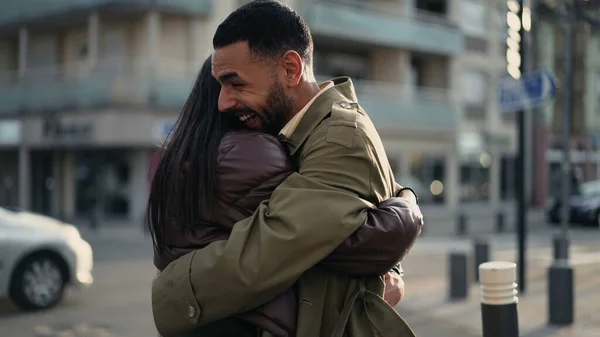 Feliz Reencontro Genuíno Duas Pessoas Abraçando Rua Sentindo Êxtase Abraço — Fotografia de Stock