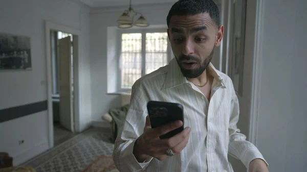Macho Árabe Recebendo Mensagem Notificação Positiva Dispositivo Smartphone Mostra Tela — Fotografia de Stock