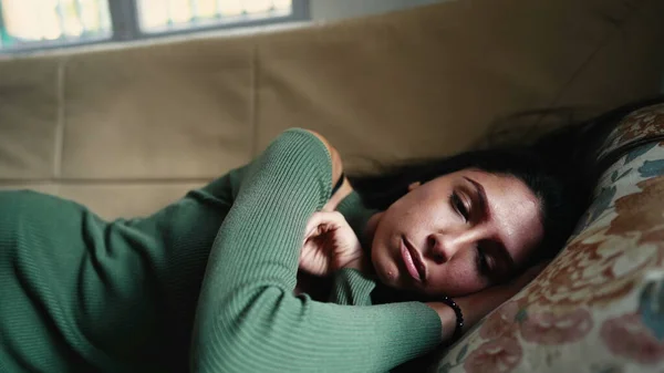 Μελαγχολική Νεαρή Γυναίκα Ξαπλωμένη Στον Καναπέ Του Σπιτιού Κοντινή Απόσταση — Φωτογραφία Αρχείου
