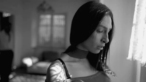 Üzgün Depresif Genç Bir Kadın Dramatik Siyah Beyaz Monokromatik Bir — Stok fotoğraf