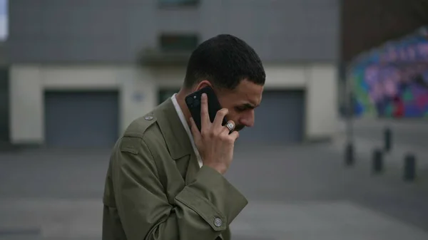 ある若者が街の外で電話で話しているのを心配していた スマートフォンで話してる深刻なアラブ人男性 — ストック写真