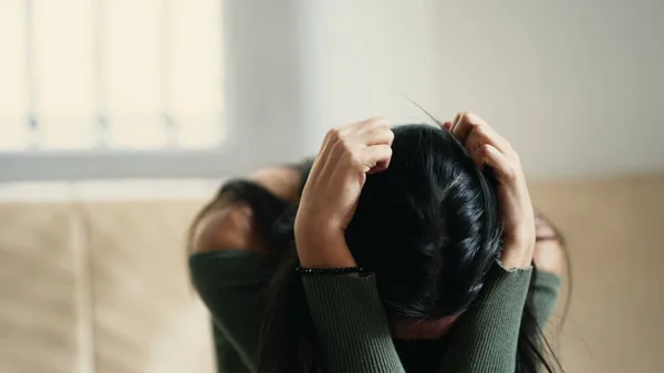 Stressad Ung Kvinna Överväldigad Ångest Och Sorg Hjälplös Och Förlorad — Stockfoto