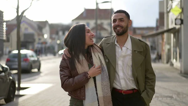 一对快乐的中东夫妇一起走在城市街道上 追踪一个手牵着快乐女孩的阿拉伯男子的照片 — 图库照片