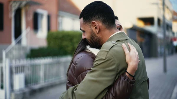 街の通りに立っている女性を共感して受け入れる若いアラブ人男性 愛情に満ちた思いやりのあるカップルの追跡ショット 関係支援と感謝の念の概念 — ストック写真