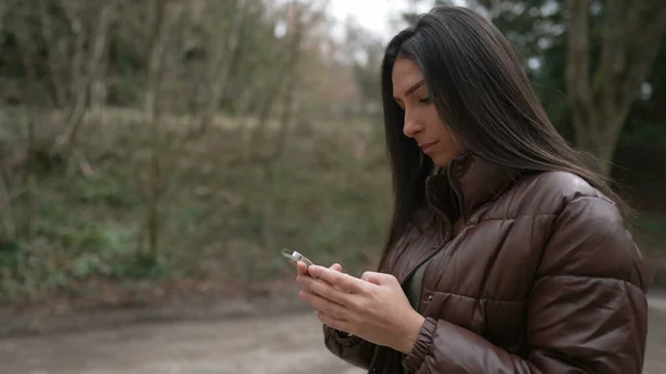 Una Mujer Joven Leyendo Mensaje Dispositivo Teléfono Inteligente Mientras Está — Foto de Stock