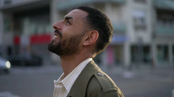 希望に満ちた視線で未来を熟考する精神的なアラブ人男性 都市部でセレニティを見つける希望的な中東の男 — ストック写真