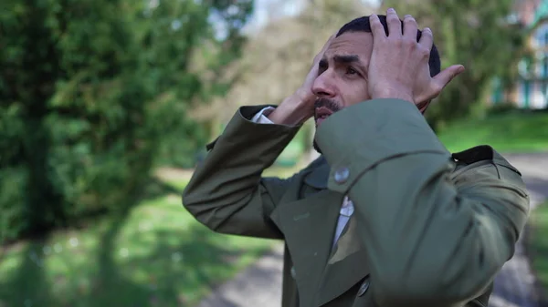 Parkta Dikilip Pişmanlık Duyan Dalgın Bir Adam Endişeli Insan Endişeli — Stok fotoğraf