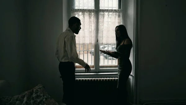 Wütender Mann Brüllt Frau Dramatische Szene Der Sich Ein Paar — Stockfoto