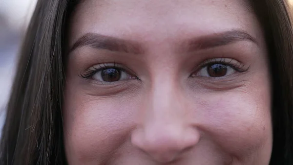 Retrato Uma Jovem Oriente Médio Feliz Olhos Mulher Olhando Para — Fotografia de Stock
