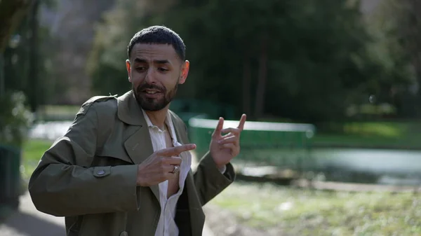 Unga Arabiska Man Basks Glädje Och Framgång När Går Dans — Stockfoto