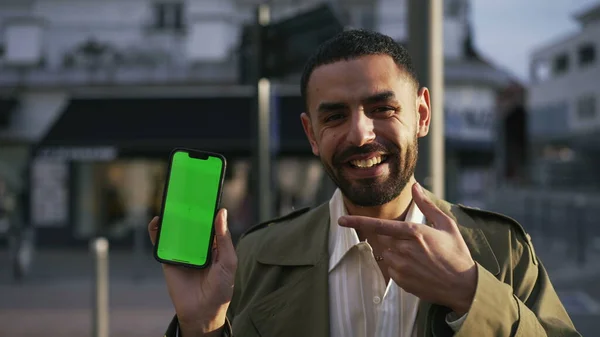 휴대폰을 남자의 모습입니다 키그린 스크린으로 카메라에 말이죠 Middle Eastern Ethnicity — 스톡 사진