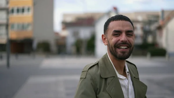 一个兴高采烈的阿拉伯人站在城市环境中笑着的画像 — 图库照片
