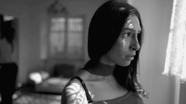 忧郁的年轻女子站在窗边 一身黑白相间的奇形怪状 沉思沉思的成年女孩患有忧郁症 孤独的人 — 图库照片