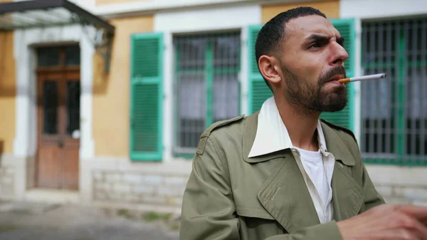 Homem Árabe Sério Acende Cigarro Enquanto Está Lado Fora Com — Fotografia de Stock