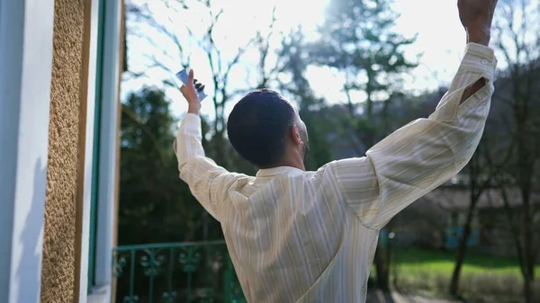 Победоносный Молодой Человек Поднимающий Кулак Воздух Празднует Успех — стоковое фото