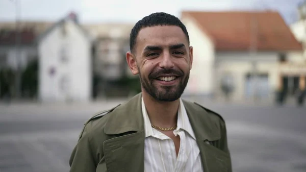 街の通りの外に立っている間にカメラに笑顔優しい幸せな若いアラブ人の男の肖像画 — ストック写真