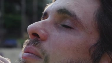 İlahi Rehber Aranıyor: Umut İfadesi ve Lens Fişeği ile Güneşin Altında Dua Eden Dindar Genç Bir Adam. Meditasyon yapan dingin insan gözlerini gökyüzüne açıyor.