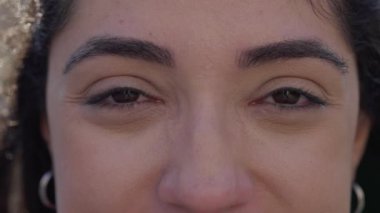 Mutlu kadın makro yakın çekim kameraya bakıyor. 30 'lu yaşlarında bir kadın gülümsüyor.