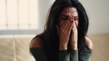 Endişe ve üzüntüden bunalmış, çaresiz ve evde kaybolmuş genç bir kadın.