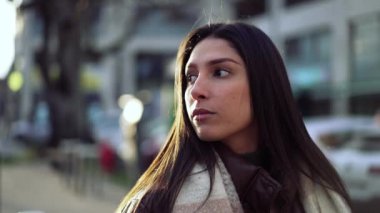 Altın saat günbatımında şehrin dışında duran kendinden emin bir Arap Orta Doğulu genç kadın. 20 'li yaşlarda güzel bir kadının portresi.