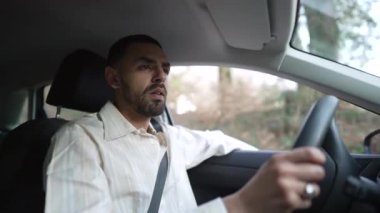 Arabayı süren adam. Erkek sürücü arabanın içinde.