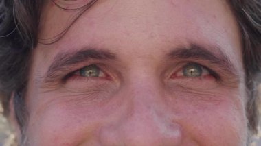 Makro kameraya gülümseyen, sürpriz tepkisi olan mutlu bir adam.