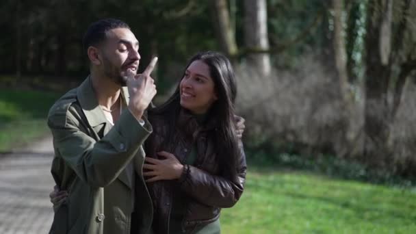 Casal Árabe Feliz Rindo Sorrindo Andando Juntos Parque Livre Durante — Vídeo de Stock