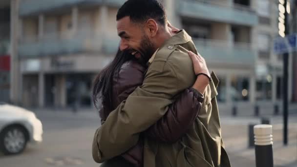 快乐真正的重逢 两个人拥抱在街上 感到欣喜若狂 在城市环境中真正站在户外拥抱 — 图库视频影像