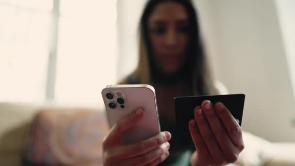 Yaşlarda Bir Arap Yetişkin Kız Kredi Kartı Telefonuyla Online Alışveriş — Stok video