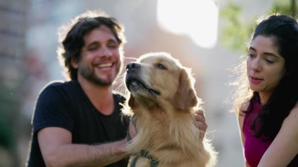 Casal Sincero Com Seu Golden Retriever Pet Dog Fora Parque — Vídeo de Stock