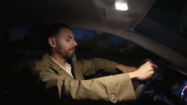Jovem Tenso Médio Oriente Dirigindo Estrada Noite Homem Segurando Carro — Vídeo de Stock