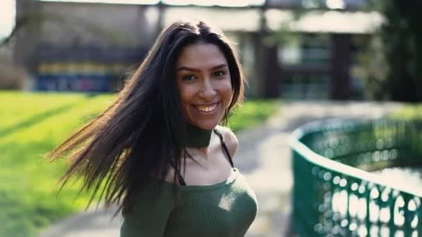 Блаженная Молодая Женщина Наслаждается Беззаботной Прогулкой Парке Кружась Восторге Перед — стоковое видео